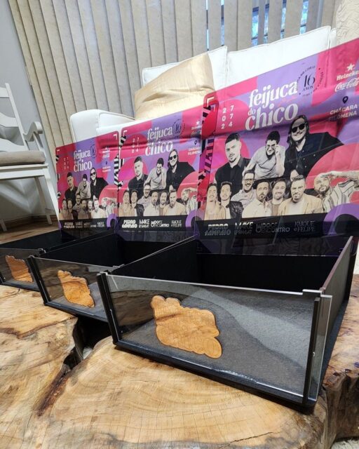 Luxo e funcionalidade: caixa personalizada com tampa em acrílico cristal impresso e frontão com logo espelhado. Criado e Produzido por nós @mrc.art.br ✨