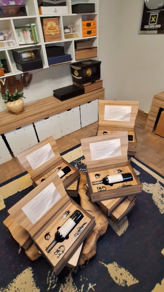 Caixa exclusiva em MDF amadeirado, corte a laser e berço personalizado para BestView Sorocaba. Produzida especialmente para @agvelascoconstrutora com atenção total aos acabamentos. Qualidade e sofisticação em cada peça.