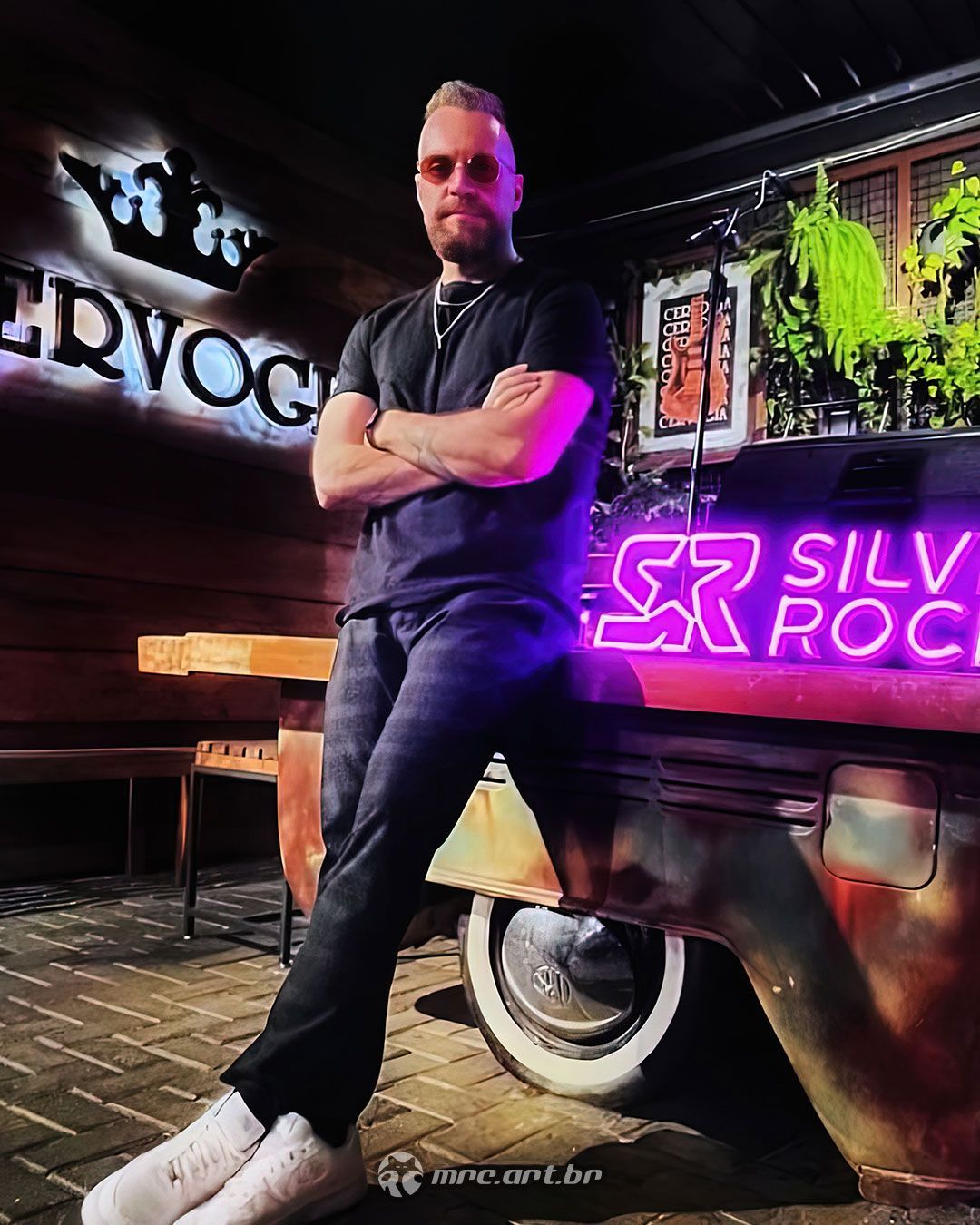 O Xuxa, da banda Silver Rocks @bandasilverrocks , mostrando todo seu estilo ao lado do nosso letreiro de neon LED exclusivo! Lá na @cervogiachoperia 💡 Produzimos este neon incrível para a banda usar nos shows e elevar ainda mais a vibe rock'n'roll. 🎸✨ Seja para bandas, eventos ou qualquer espaço, criamos neons que fazem a diferença! #SilverRocks #RockInStyle #neon #NeonLED #neonsign #neonlights #arquiteturadeinteriores #decor #interiordesign #luminoso #glowup #mrcartes #decoracaopersonalizada