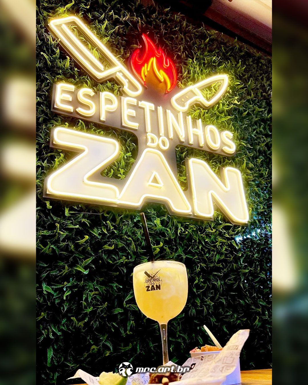Nada como um ambiente estiloso para acompanhar espetinhos deliciosos! Esse letreiro de neon LED que produzimos para Espetinhos do Zan @espetinhosdozan é a prova de que o visual também conquista. 🔥 Personalize seu espaço e atraia ainda mais clientes com neons únicos! 💡 #NeonLED #EspetinhosDoZan #DecoraçãoPersonalizada"