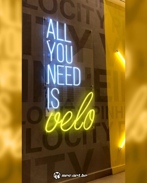 🔥 ALL YOU NEED IS VELO 🔥Endorfina no talo, suor na pele e atitude nos pés! 🚴‍♀️💨 No @studio_velocity, a energia pulsa no ritmo do pedal – e agora brilha ainda mais com esse neon, produzido por nós da @mrc.art.br, esse letreiro ilumina cada treino na Velocity Vila Mariana SP, transformando cada pedalada em pura inspiração! 🚀🔥 #AllYouNeedIsVelo #RideTheBeat #Velocity #neon #NeonLED #neonsign #neonlights #arquiteturadeinteriores #decor #interiordesign #luminoso #neonart #mrcartes