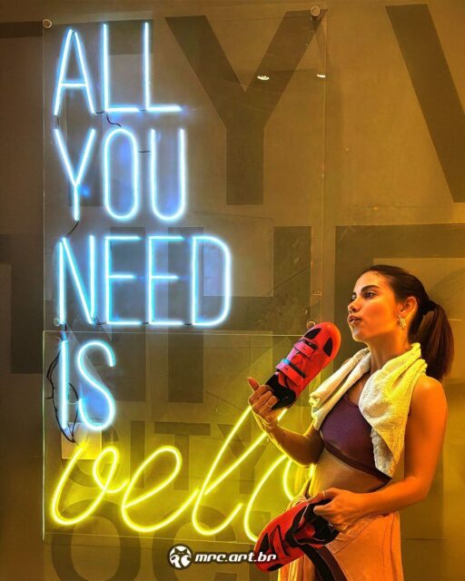🔥 ALL YOU NEED IS VELO 🔥Endorfina no talo, suor na pele e atitude nos pés! 🚴‍♀️💨 No @studio_velocity, a energia pulsa no ritmo do pedal – e agora brilha ainda mais com esse neon, produzido por nós da @mrc.art.br, esse letreiro ilumina cada treino na Velocity Vila Mariana SP, transformando cada pedalada em pura inspiração! 🚀🔥 #AllYouNeedIsVelo #RideTheBeat #Velocity #neon #NeonLED #neonsign #neonlights #arquiteturadeinteriores #decor #interiordesign #luminoso #neonart #mrcartes