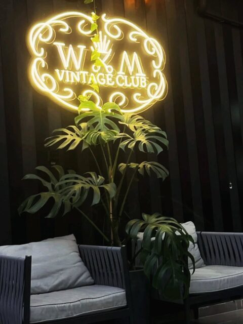 Honrados de assinar o letreiro do @wmvintageclub — o salão foda, cheio dos melhores profissionais, e o nosso neon entrou pra história. Passa lá e veja de perto. 🔥✂️💡