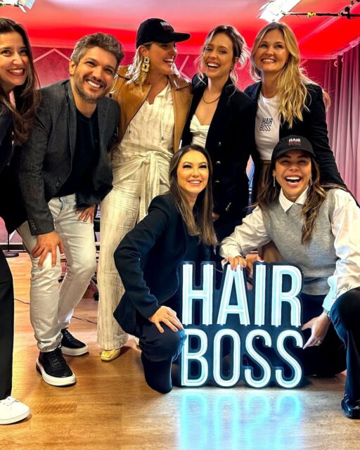 ✨ Encontro Equipe linda, energia incrível e um neon que brilha tanto quanto vocês! 💡🔥Nosso letreiro #neonled especial para a @hairbossbr iluminando essa foto cheia de estilo! ✨Produção by nós @mrc.art.br 🎨💛 #HairBossBR #neon #NeonLED #neonsign #neonlights #arquiteturadeinteriores #decor #interiordesign #luminoso #glowup #neonart #mrcartes